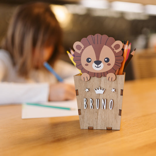 Portalápices León personalizado en madera