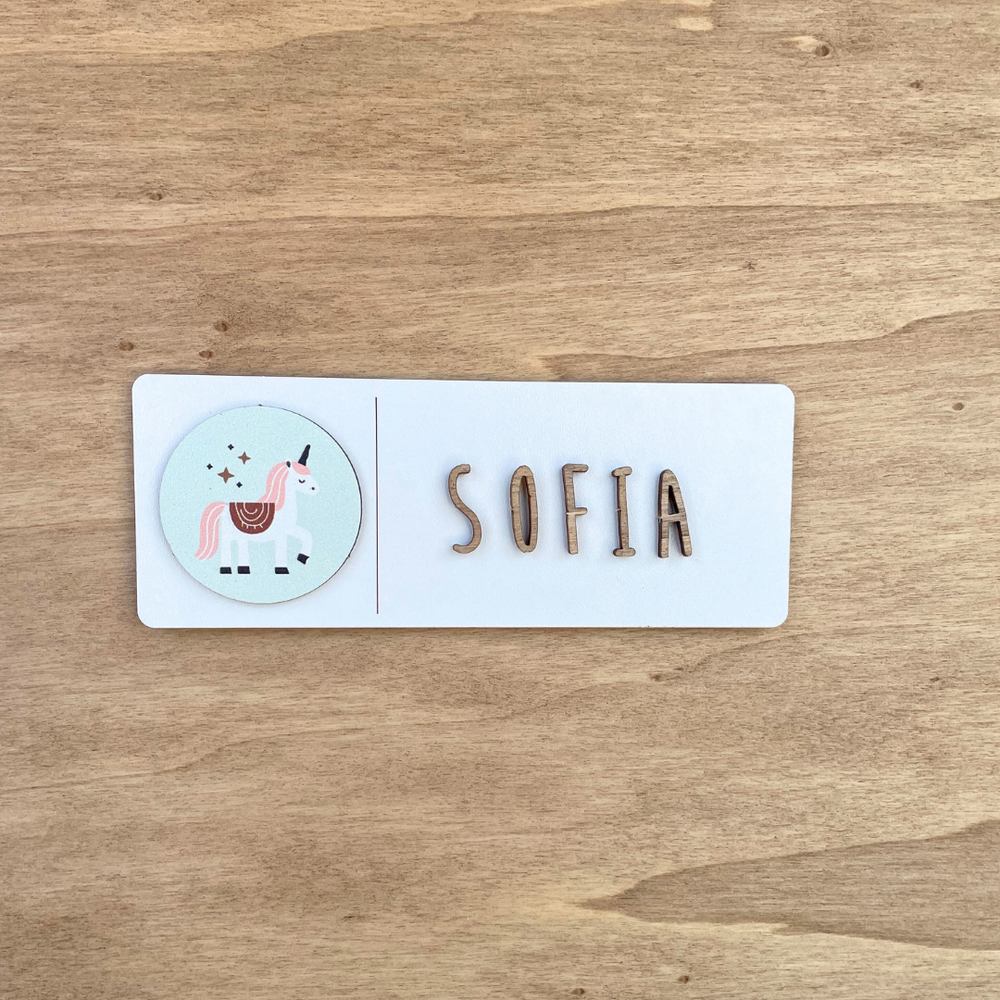 Placa decorativa blanca con charms a elegir