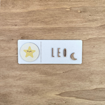 Placa decorativa blanca con charms a elegir